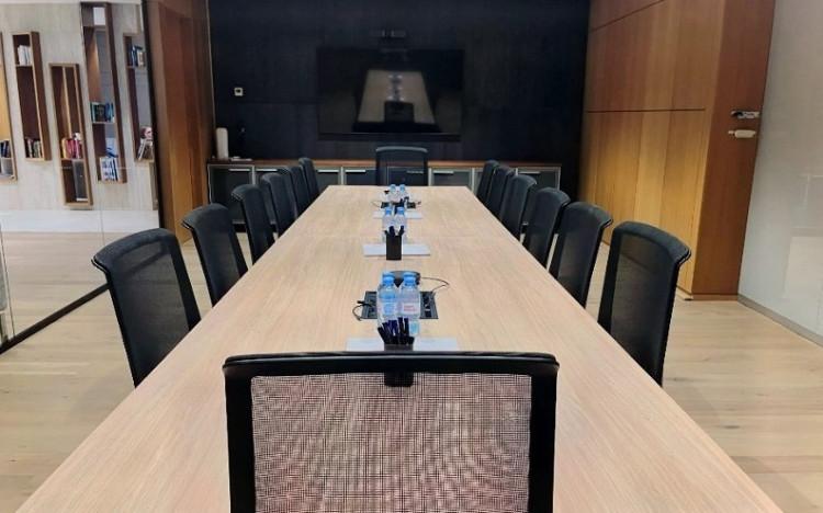 Вид переговорной комнаты