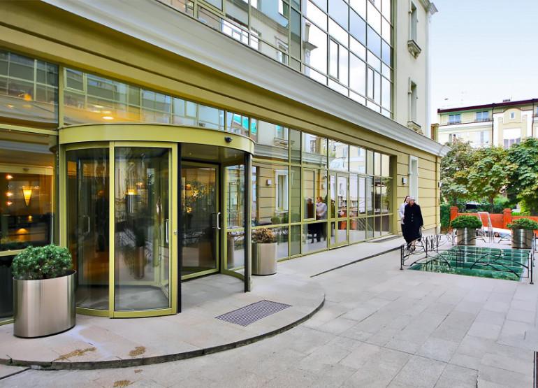 Ивановская Горка: Вид входной группы снаружи